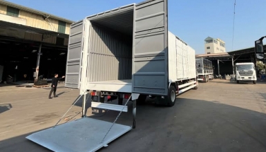 Giá Chenglong M3 4 Máy 200Hp 7.1 Tấn Thùng Kín Cont Bửng Nâng 9m7