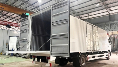 Giá Chenglong H5 4 Máy 240Hp 7.2 Tấn Kín Cont Bửng Nâng 9m7
