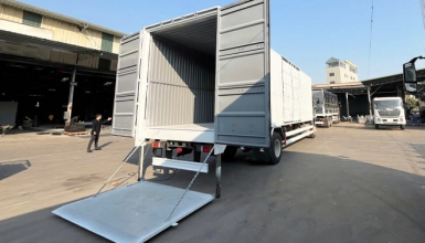 Giá Chenglong M3 4 Máy 220Hp 7.2 Tấn Kín Cont Bửng Nâng 9m7
