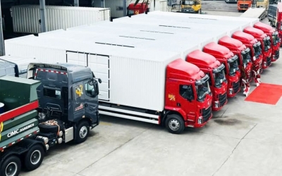 Chenglong M3 4 Máy 200Hp 7.5 Tấn Thùng Kín Cont 1CH 9m9