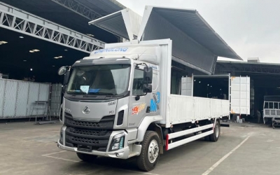 Chenglong M3 6 Máy 200Hp 6.7 Tấn Thùng Kín Cont Cánh Dơi 9m6