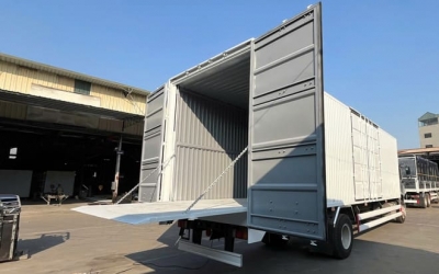 Chenglong M3 6 Máy 200Hp 7 Tấn Thùng Kín Cont 1CH Bửng Nâng 9m7