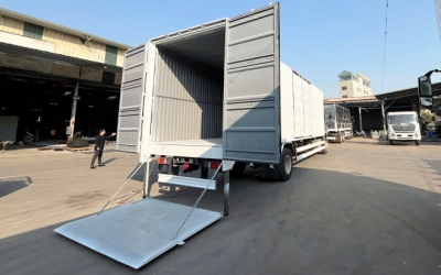 Chenglong M3 4 Máy 220Hp 7.2 Tấn Thùng Kín Cont Bửng Nâng 9m7