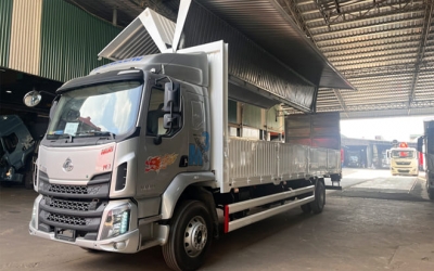 Chenglong M3 4 Máy 220Hp 7 Tấn Thùng Kín Cánh Dơi 9m9