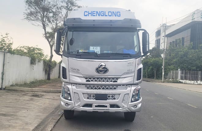 Chenglong H5 4 Máy 240Hp 7.8 Tấn Thùng Kín Cont 3 Cửa Hông 9m9 – Tối Ưu Vận Tải Đường Dài