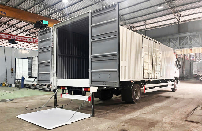 Chenglong H5 4 Máy 240Hp 7.2 Tấn Kín Cont Bửng Nâng 9m7