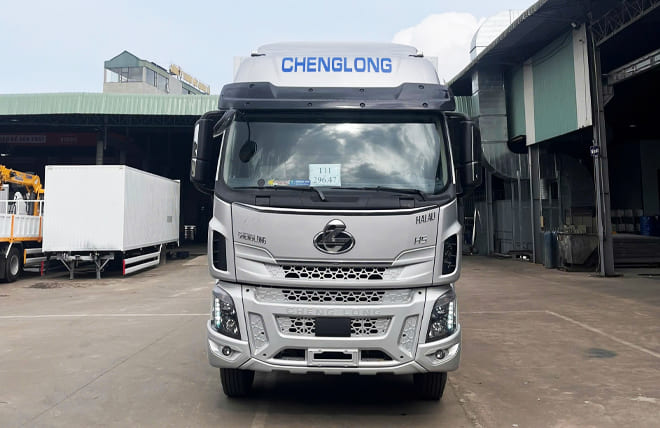 Chenglong H5 240Hp 6.8 Tấn Kín Cont Cánh Dơi 9m9 - Không gian chuyên chở và tính linh hoạt