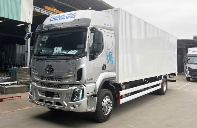 Giá Lăn Bánh Chenglong H5 6 Máy 245Hp 7.4 Tấn Thùng Kín Cont 9m9 mới nhất