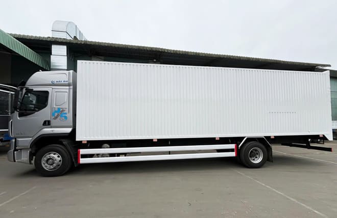 Thùng kín Cont 9m9 rộng rãi, phù hợp nhiều loại hàng