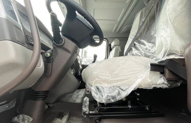 Ghế lái hơi và vô lăng điều chỉnh linh hoạt