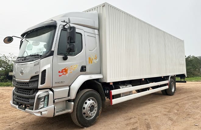 Giá lăn bánh Chenglong M3 4 máy 200Hp 7.6 tấn thùng kín Cont 3 cửa hông 9m9