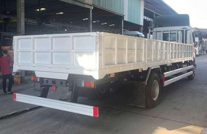 Ngoại Thất Chenglong M3 200Hp 8.8 Tấn Thùng Lửng 8m3