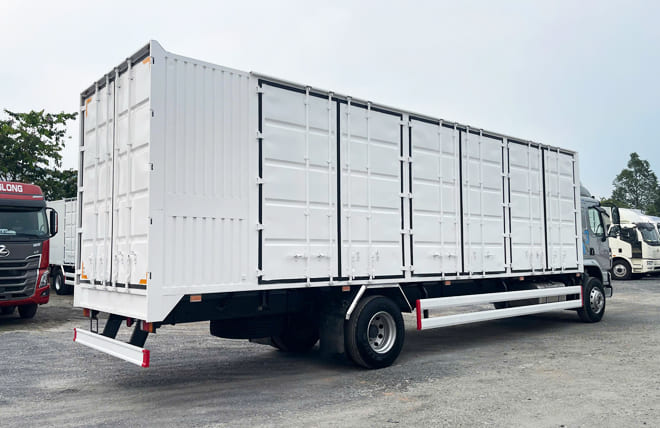 Thiết kế thùng kín 3 cửa hông tiện dụng