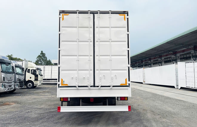 Thùng Kín 3 Cửa Hông Tăng Tính Linh Hoạt Khi Giao Nhận