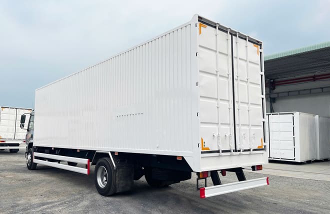 Ưu điểm Chenglong M3 4 Máy 220Hp 7.7 Tấn Kín Cont 3 Cửa Hông 9m9