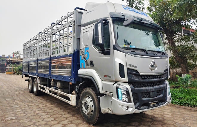Chenglong H5 260Hp 14 Tấn Mui Bạt Bửng Nâng 9m9 – Giải pháp vận tải hàng nặng hiệu quả