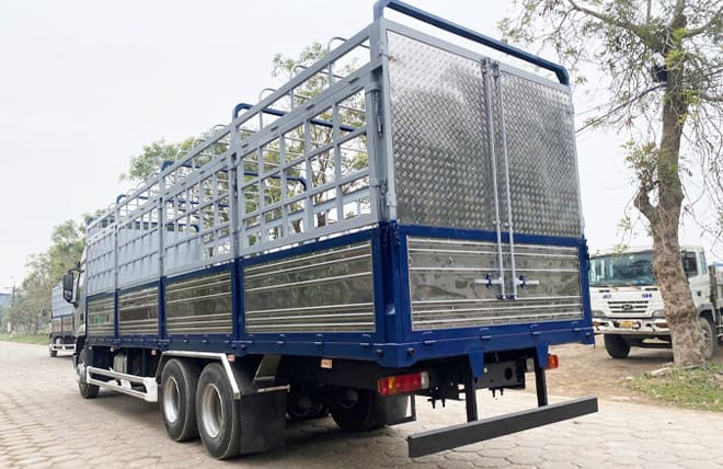 Thùng mui bạt 9m9 rộng rãi