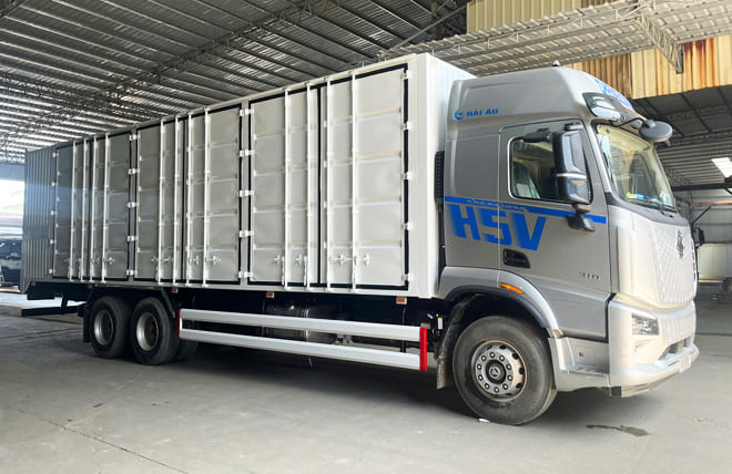 Chenglong H5V 310Hp 13.8 Tấn Kín Cont 3CH 9m9