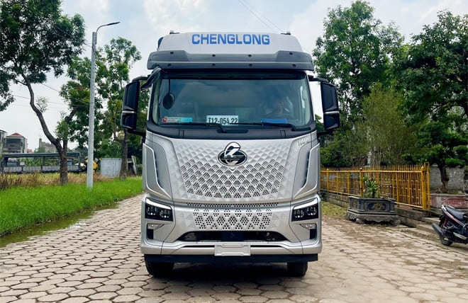 Chenglong H5V 310Hp 14.2 Tấn Mui Bạt Bửng Nâng 9m9 – lựa chọn vận tải thiên về hiệu quả