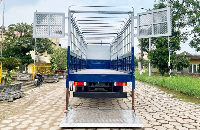 Bửng nâng hỗ trợ bốc dỡ hàng hóa thuận tiện