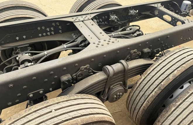 Khung gầm Chassis và hệ thống truyền động 6x2 tối ưu tải trọng