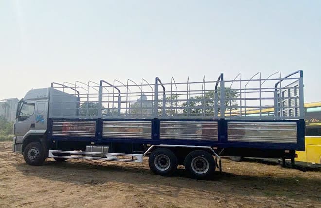 Thùng mui bạt 9m6 tăng tính linh hoạt