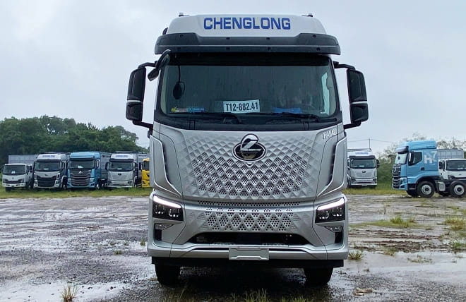 Tổng quan Chenglong H5V 6x4 310Hp 13.8 Tấn Thùng Mui Bạt 9m9