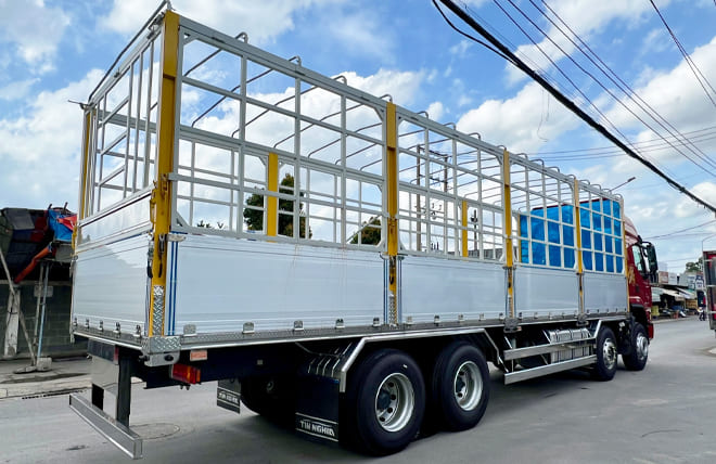 Giá lăn bánh Chenglong H5 290Hp 4 chân 18 tấn mui bạt bửng nhôm 9m9 cạnh tranh