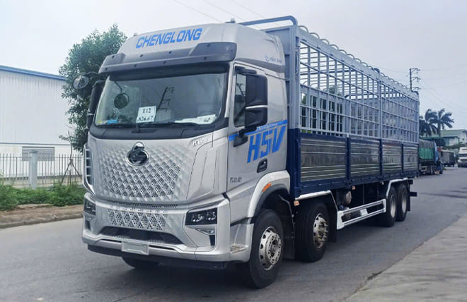 Giá Lăn Bánh Chenglong H5V 310Hp 4 Chân 18 Tấn Mui Bat 9m9