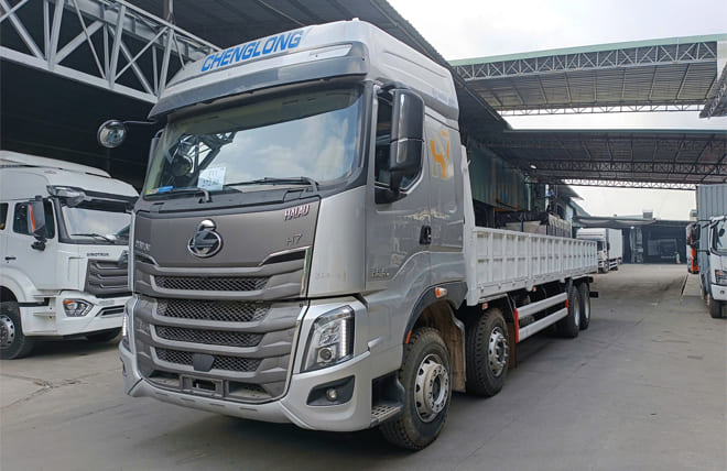 Giá Lăn Bánh Chenglong H7 360Hp 4 Chân 18 Tấn Thùng Lửng 9m6