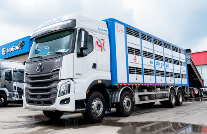 Giá Lăn Bánh Chenglong H7 400Hp 4 Chân 12.5 Tấn Chở Heo Con