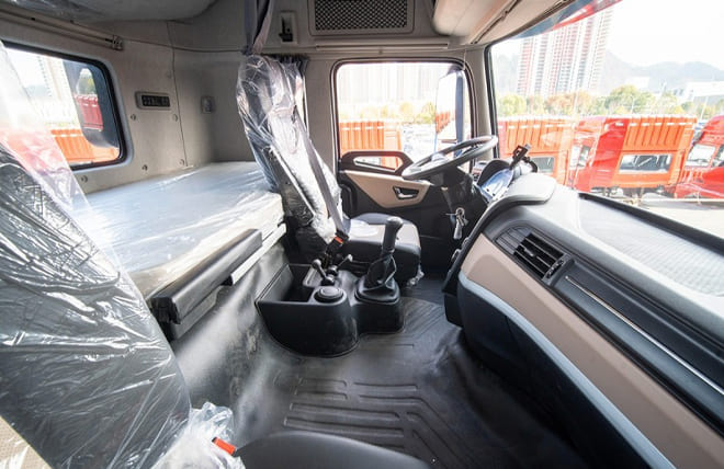 Hình 4: Nội Thất Xe Đầu Kéo 2 Cầu Dongfeng X7 Yuchai 420Hp