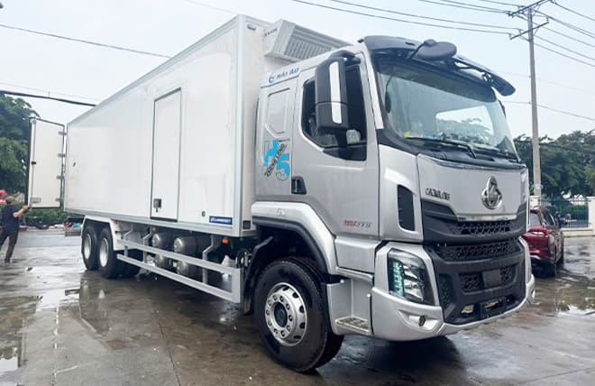 Giá Chenglong 3 Chân 6x4 H5 260Hp Thùng Đông Lạnh LAMBERET 9m1 Tải 13.2 Tấn