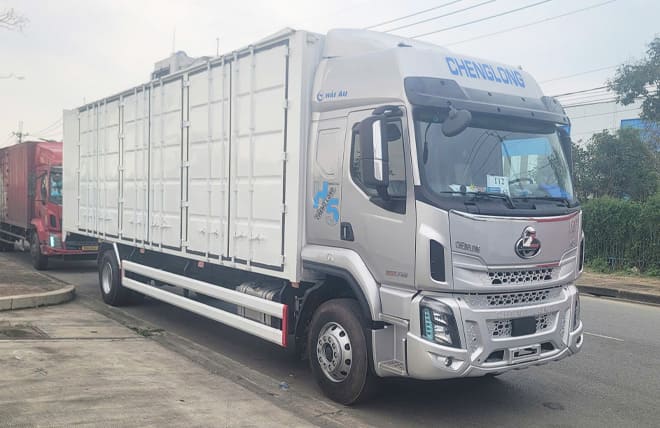 Giá Lăn Bánh Xe Tải 8.3 Tấn Chenglong H5 240Hp Thùng Kín Cont
