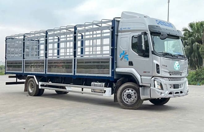  Giá Lăn Bánh Xe Tải 8.3 Tấn Chenglong H5 240Hp Mui Bạt