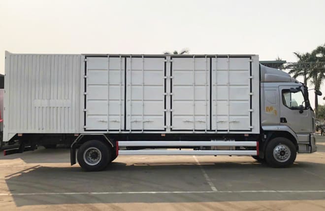 Giá Lăn Bánh Chenglong 7.7 Tấn M3 6 Máy 200Hp Thùng Kín 2 Cửa Hông 8m3