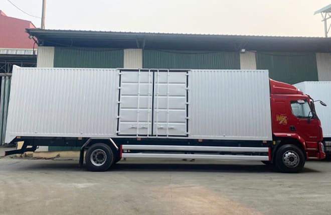 Giá Lăn Bánh Chenglong 7.8 Tấn M3 4 Máy 200Hp Thùng Kín Cont 1 Cửa Hông 9m9