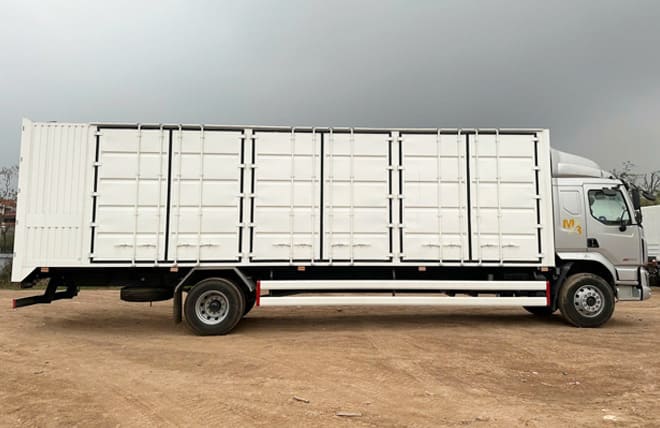 Giá Lăn Bánh Chenglong 7.6 Tấn M3 4 Máy 200Hp Thùng Kín Cont 3 Cửa Hông 9m9