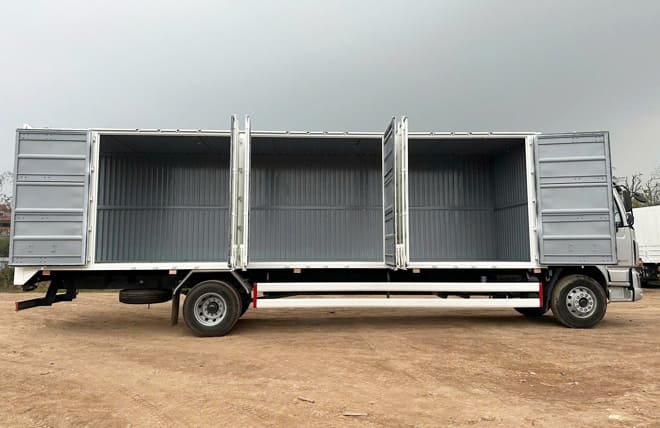 Giá Lăn Bánh Chenglong 7.6 Tấn M3 6 Máy 200Hp Thùng Kín Cont 3 Cửa Hông 9m9