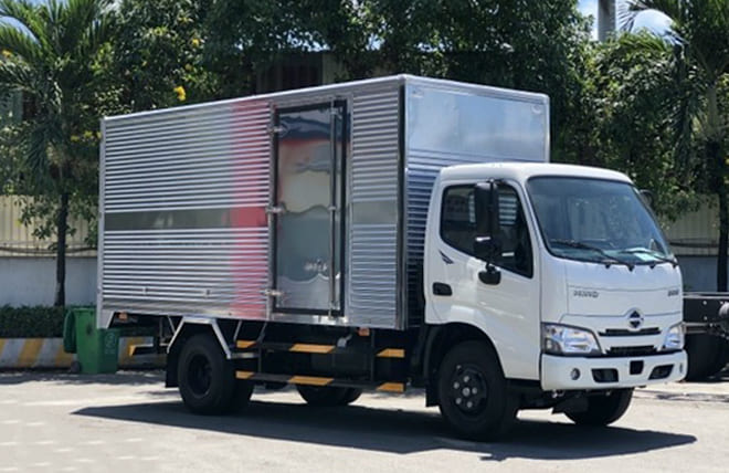 Hình 3: Xe Tải Thùng Kín Inox 1.9 Tấn Hino XZU650