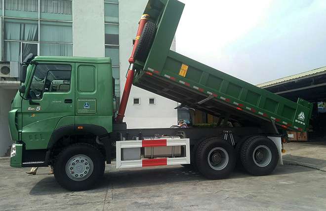 Hình 6: Xe Ben 3 Chân Howo