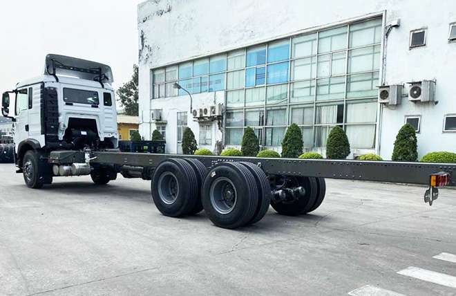Hình 6: Xe Tải Howo 3 Chân 15 Tấn