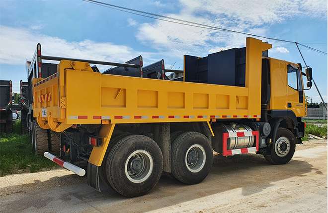Hình 3: Xe Ben 3 Chân Iveco Hongyan 390Hp