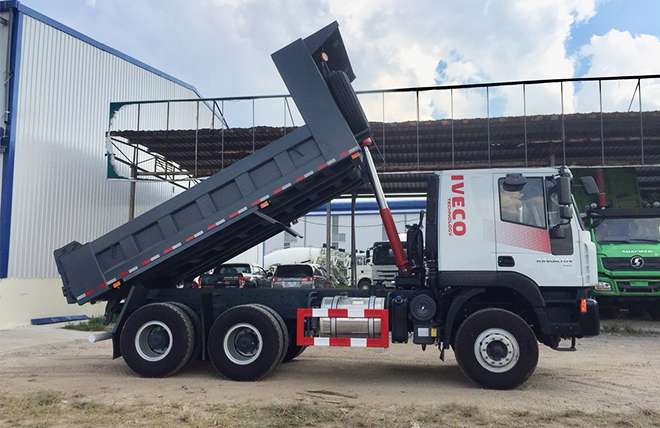 Hình 6: Xe Ben 3 Chân Iveco Hongyan 390Hp