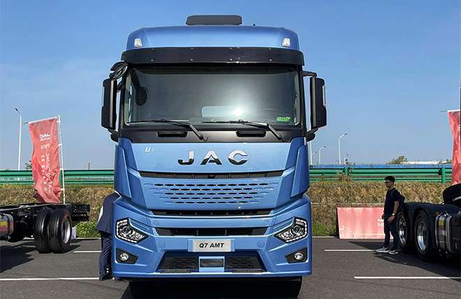 Hình 6: Đầu Kéo 2 Cầu Jac 385Hp