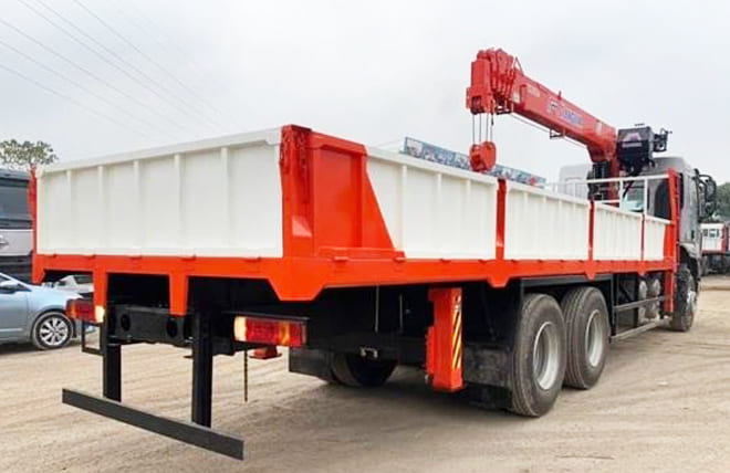 Hình 2: Chenglong H5 3 Chân 9 Tấn Gắn Cần Cẩu Kanglim 8 Tấn