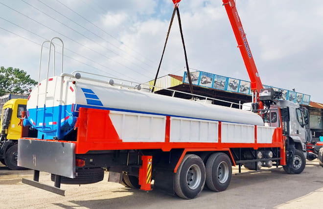 Hình 3: Chenglong H5 3 Chân 9 Tấn Gắn Cần Cẩu Kanglim 8 Tấn