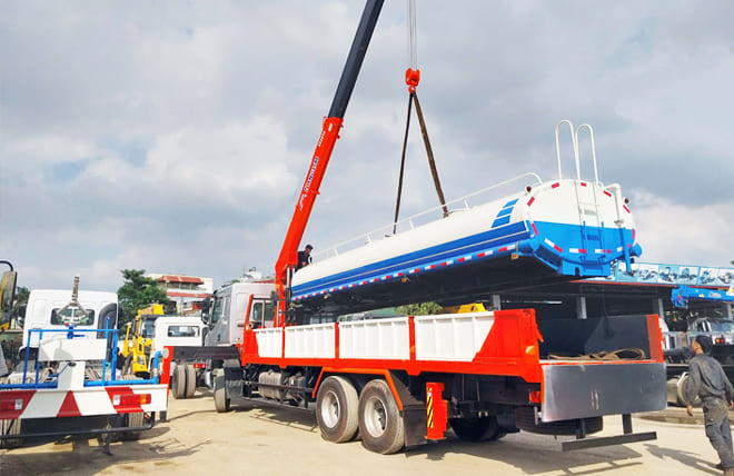 Hình 4: Chenglong H5 3 Chân 9 Tấn Gắn Cần Cẩu Kanglim 8 Tấn