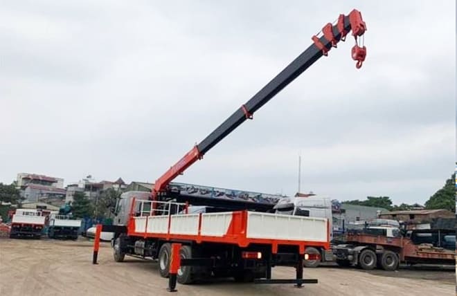 Hình 5: Chenglong H5 3 Chân 9 Tấn Gắn Cần Cẩu Kanglim 8 Tấn