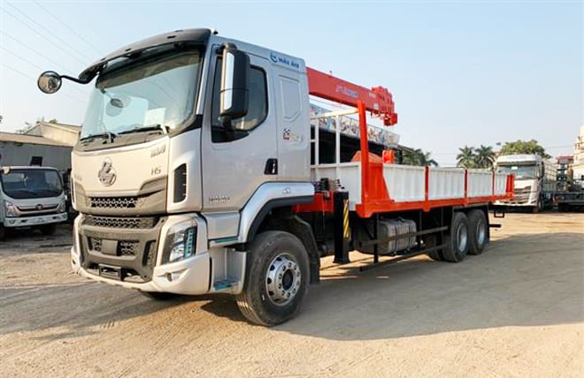 Hình 8: Chenglong H5 3 Chân 9 Tấn Gắn Cần Cẩu Kanglim 8 Tấn